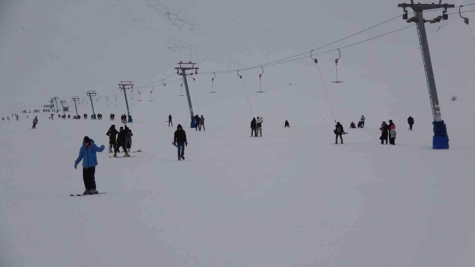 Van’daki kayak merkezi hafta içi de yoğun ilgi görüyor
Van’daki kayak merkezi hafta içi de yoğun ilgi görüyor