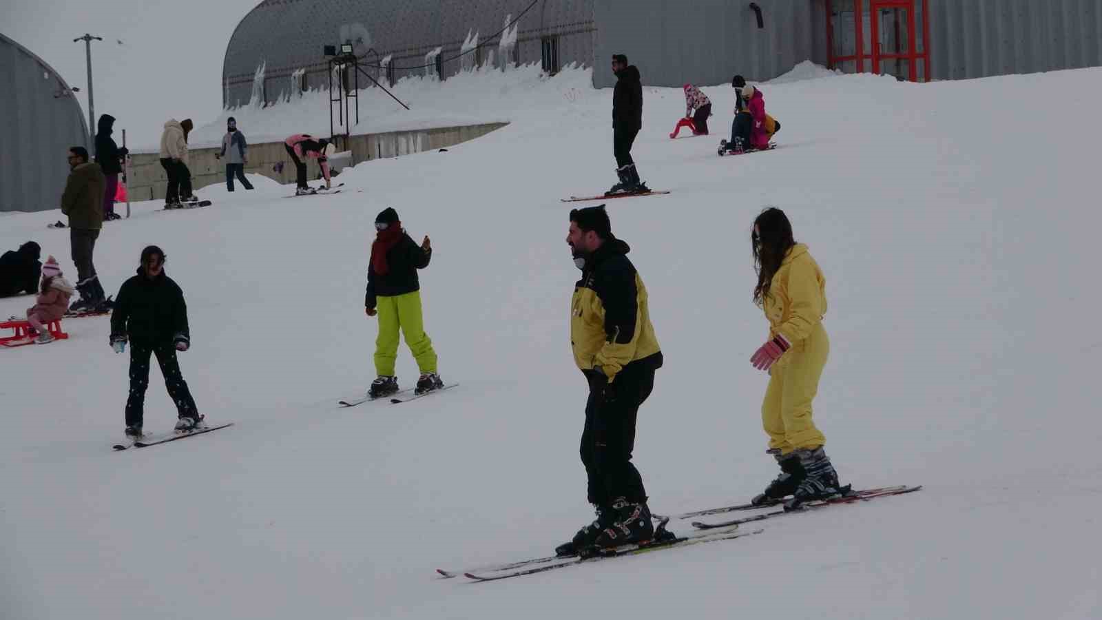 Van’daki kayak merkezi hafta içi de yoğun ilgi görüyor
Van’daki kayak merkezi hafta içi de yoğun ilgi görüyor