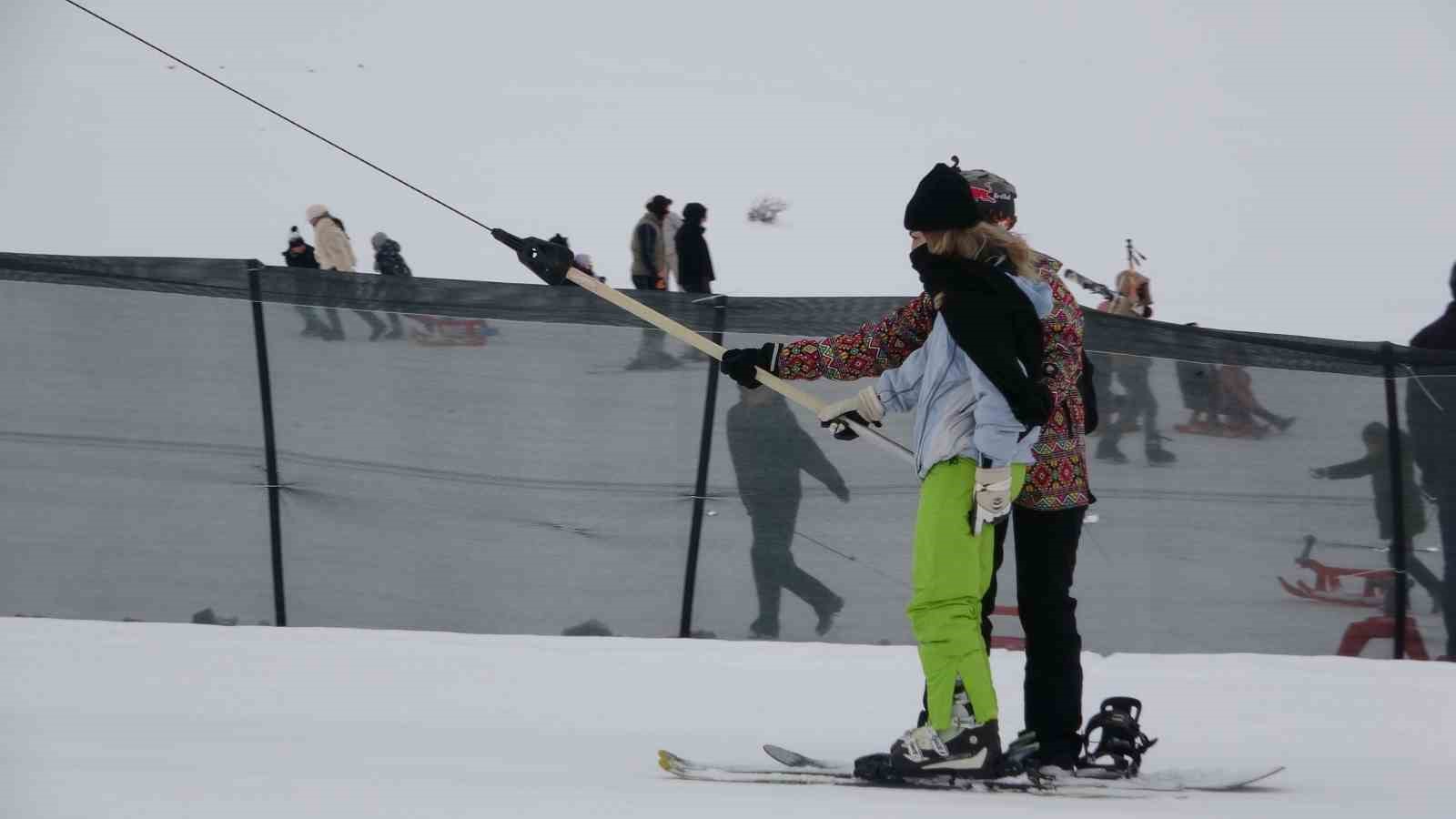 Van’daki kayak merkezi hafta içi de yoğun ilgi görüyor
Van’daki kayak merkezi hafta içi de yoğun ilgi görüyor