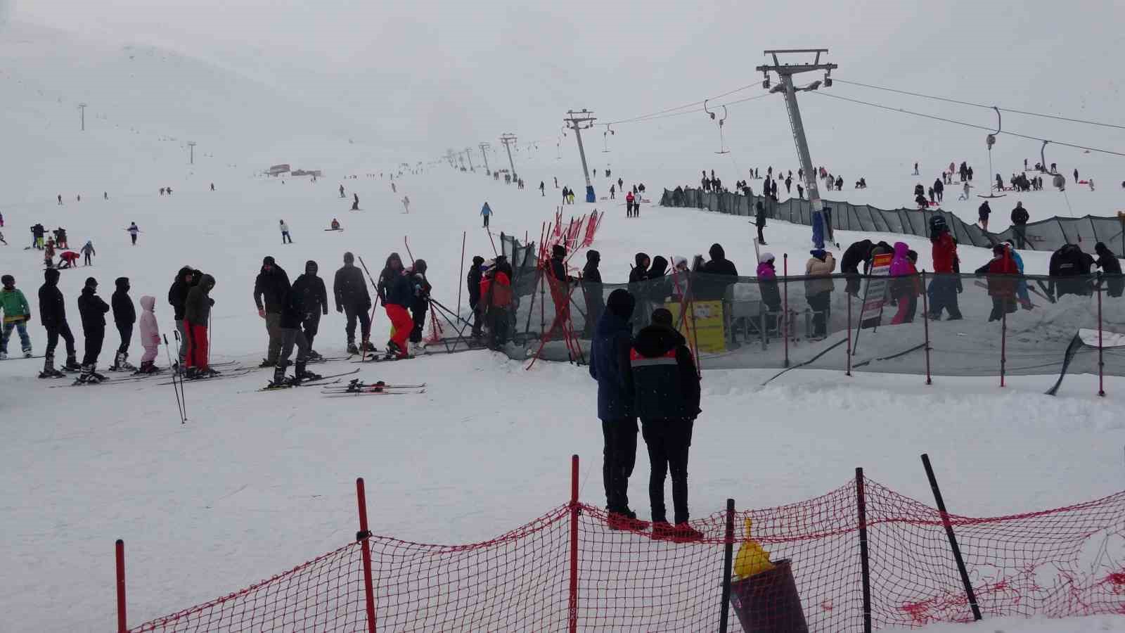 Van’daki kayak merkezi hafta içi de yoğun ilgi görüyor
Van’daki kayak merkezi hafta içi de yoğun ilgi görüyor