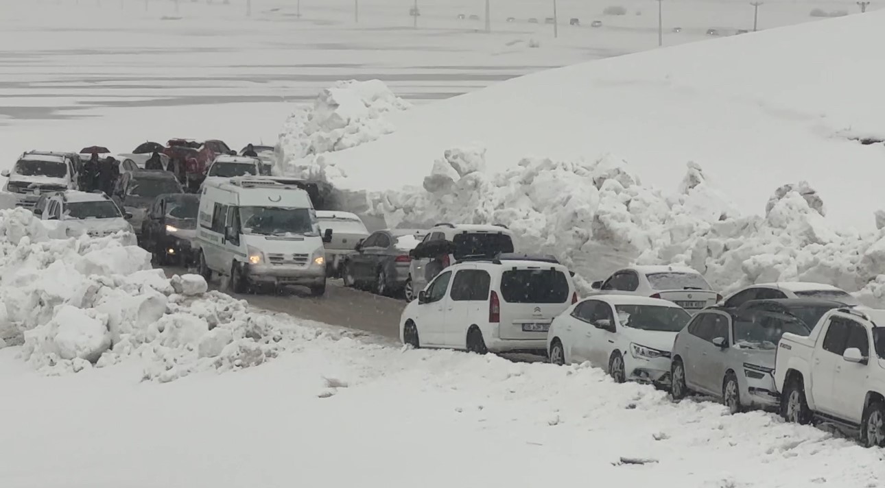 Van’daki kazada hayatını kaybeden aile yan yana defnedildi
