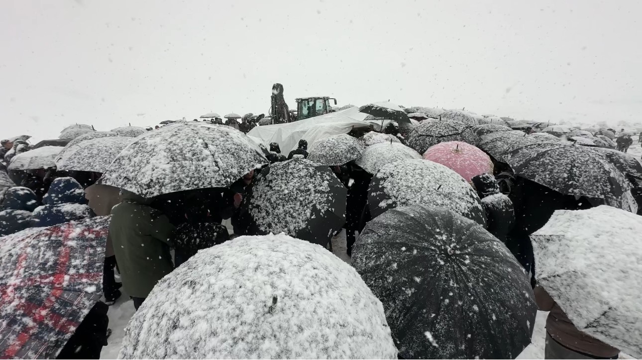 Van’daki kazada hayatını kaybeden aile yan yana defnedildi
