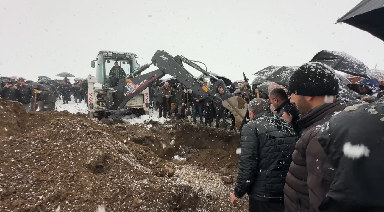Van’daki kazada hayatını kaybeden aile yan yana defnedildi

