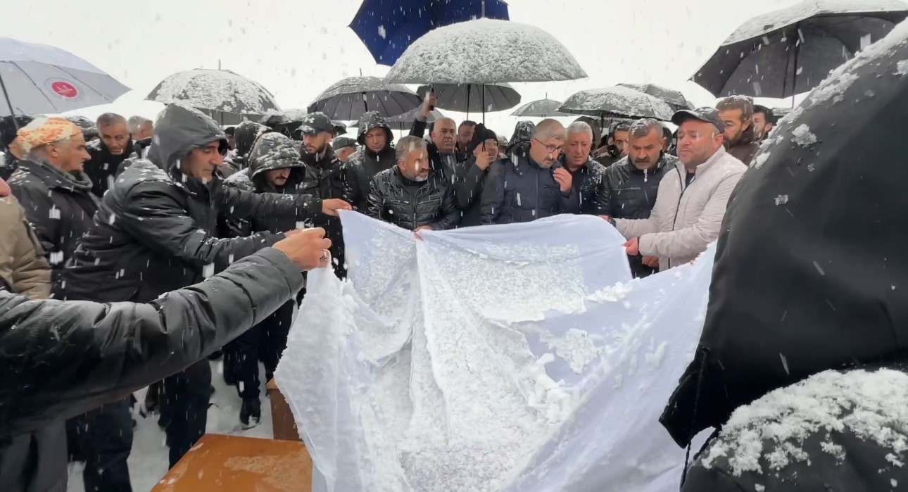 Van’daki kazada hayatını kaybeden aile yan yana defnedildi
