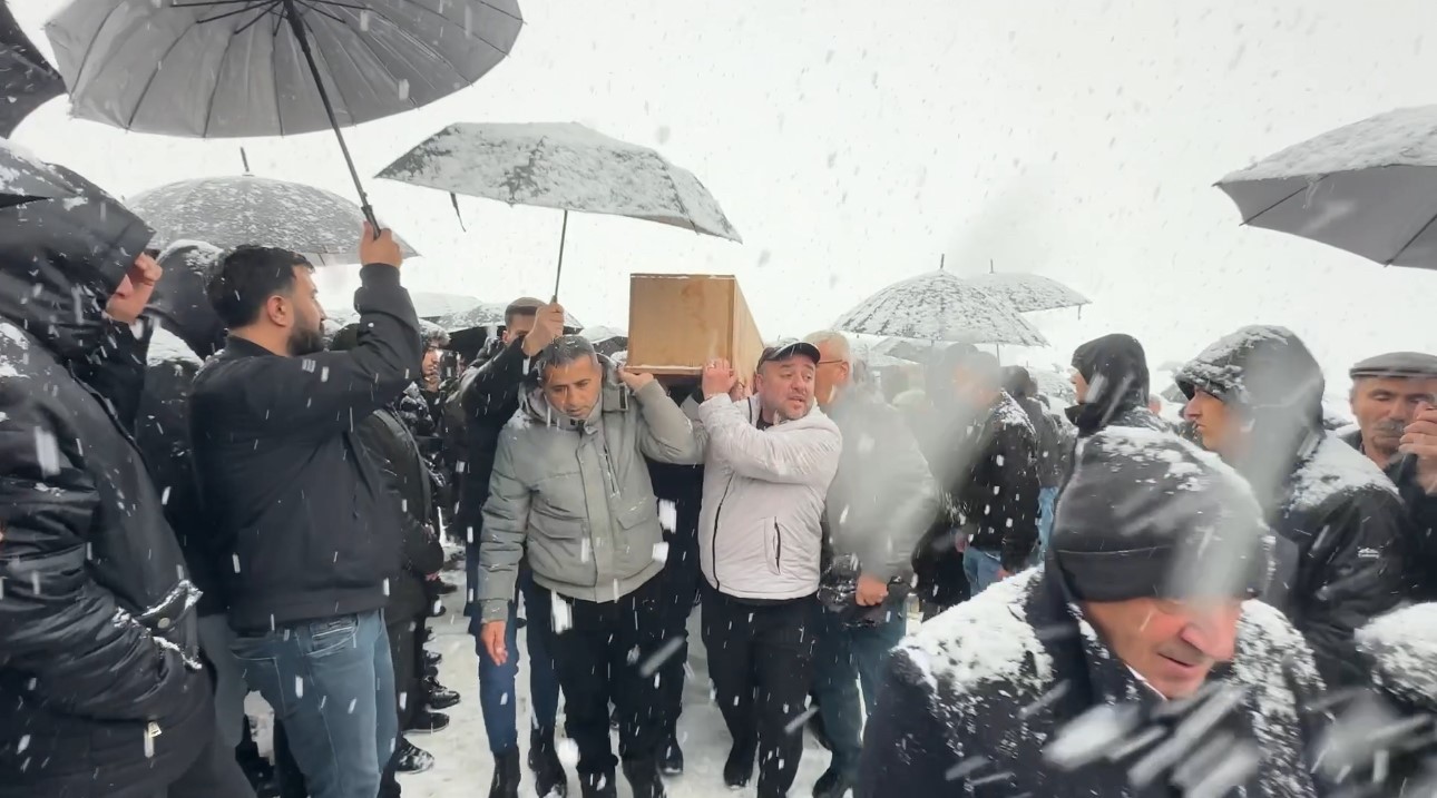 Van’daki kazada hayatını kaybeden aile yan yana defnedildi
