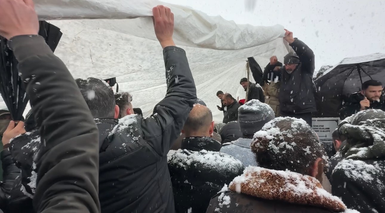 Van’daki kazada hayatını kaybeden aile yan yana defnedildi
