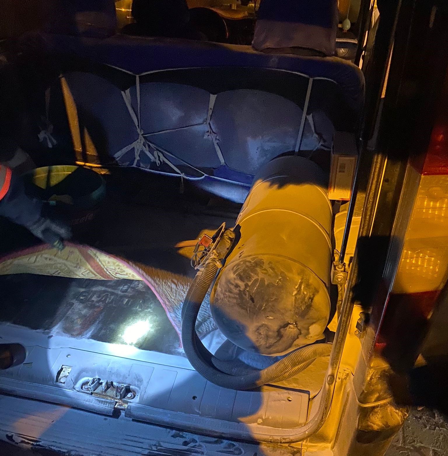 Van’ın Edremit ilçesinde park halindeki kamyonetin motoru yandı
