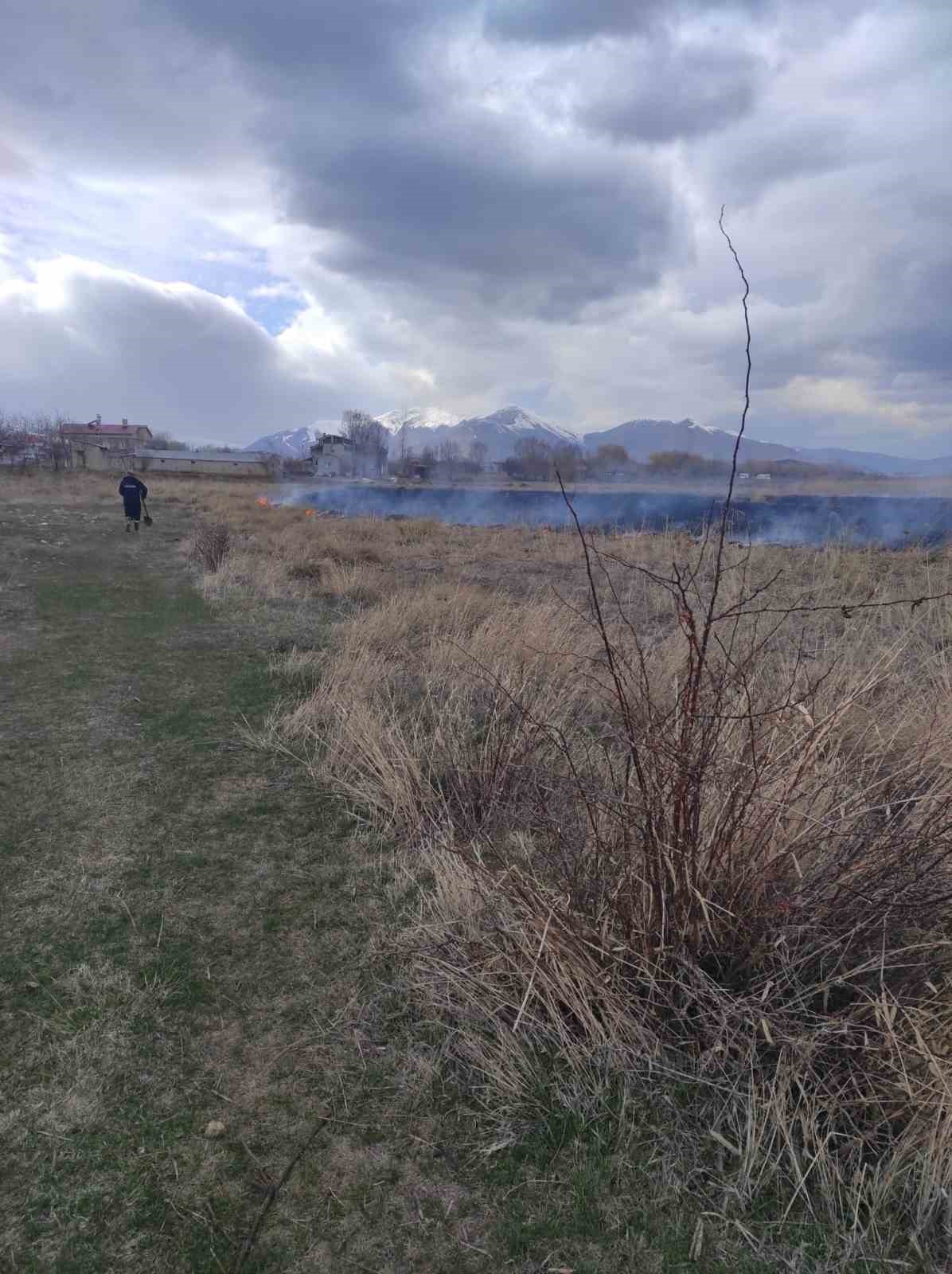 Van’ın Gevaş ilçesinde anız yangını
