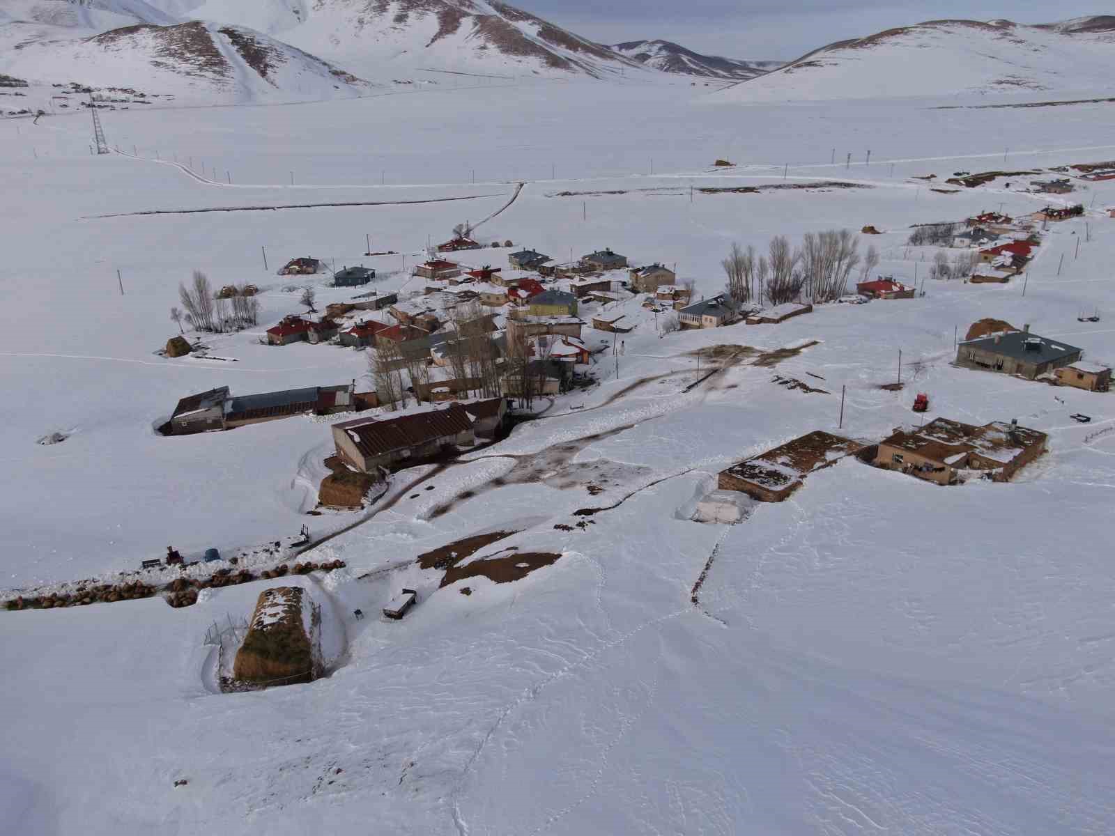 Van’ın kırsal mahallelerinde karla gelen güzellik
