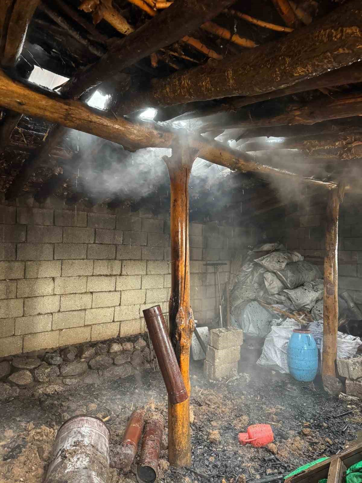 Van’ın Muradiye ilçesinde tandır evi yangını
