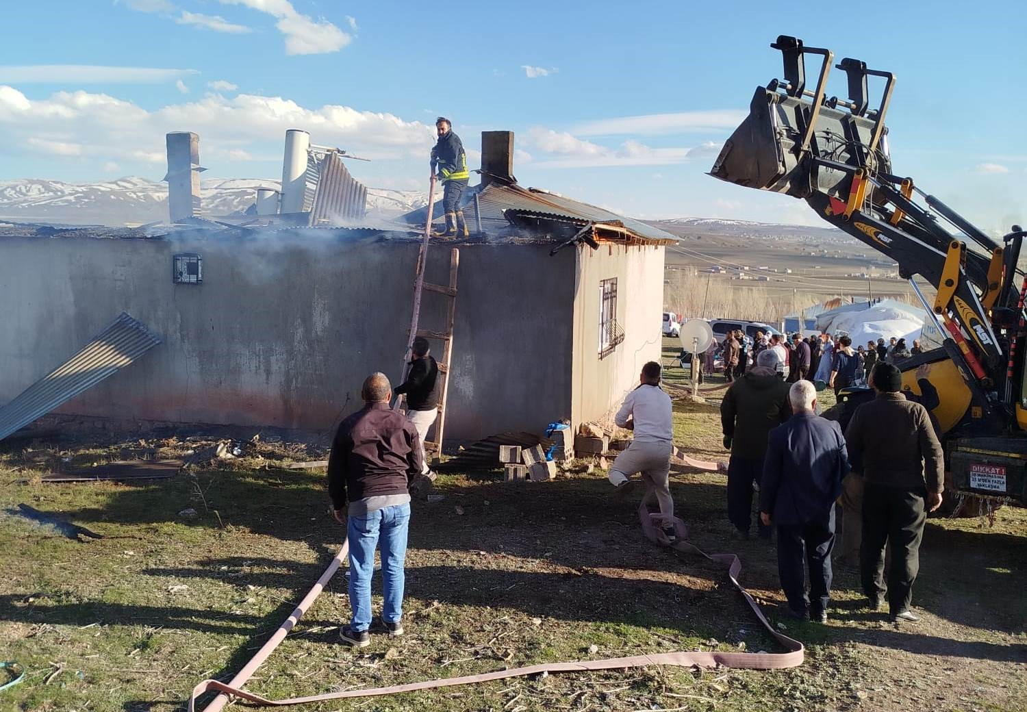 Van’ın Özalp ilçesinde ev yangını
