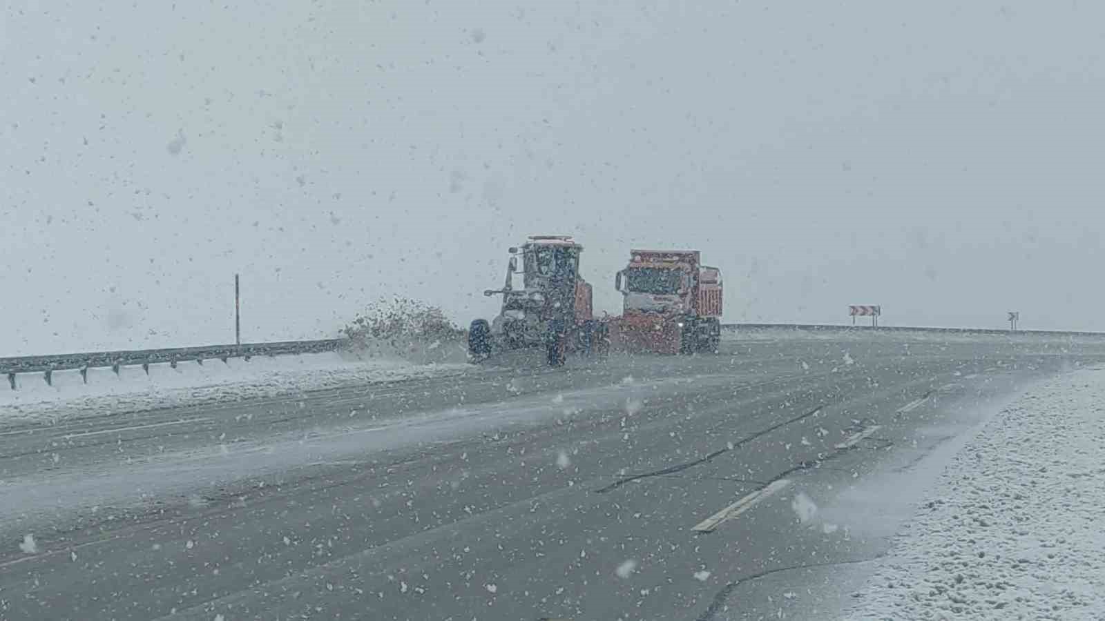 Van’ın yüksek kesimlerde lapa lapa kar yağdı
