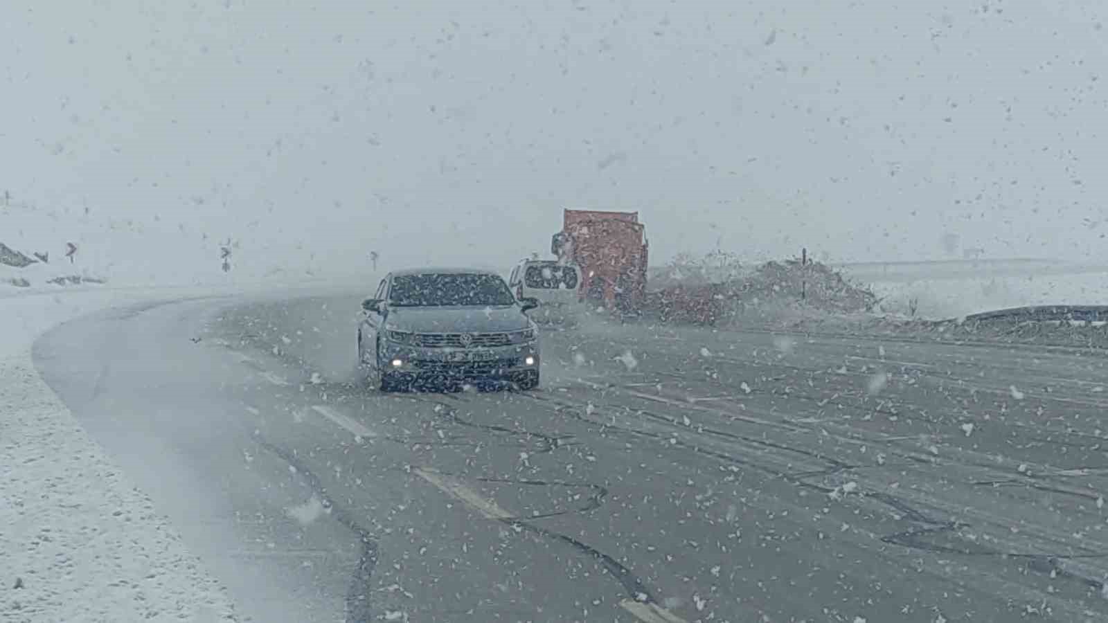 Van’ın yüksek kesimlerde lapa lapa kar yağdı
