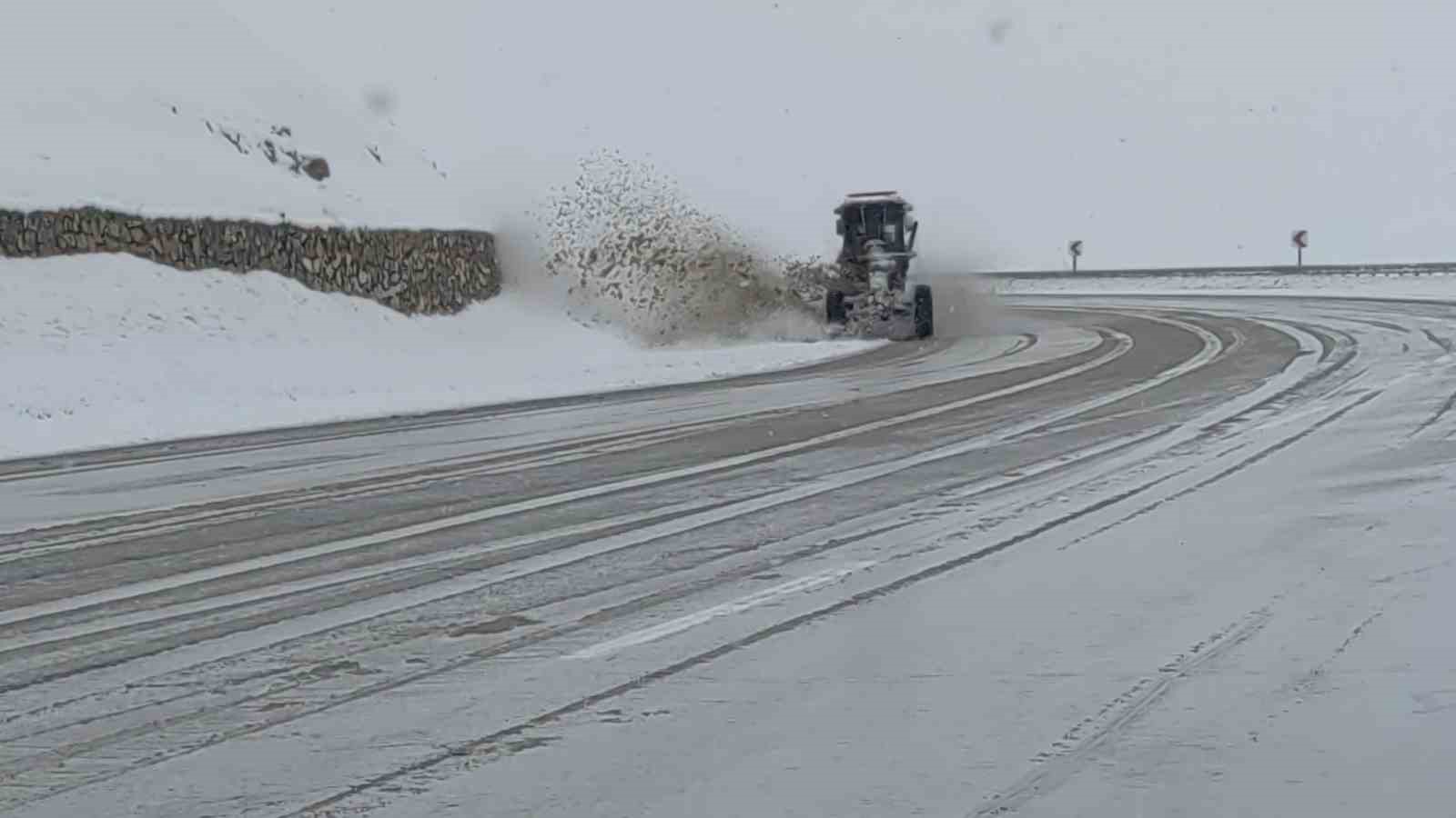 Van’ın yüksek kesimlerde lapa lapa kar yağdı
