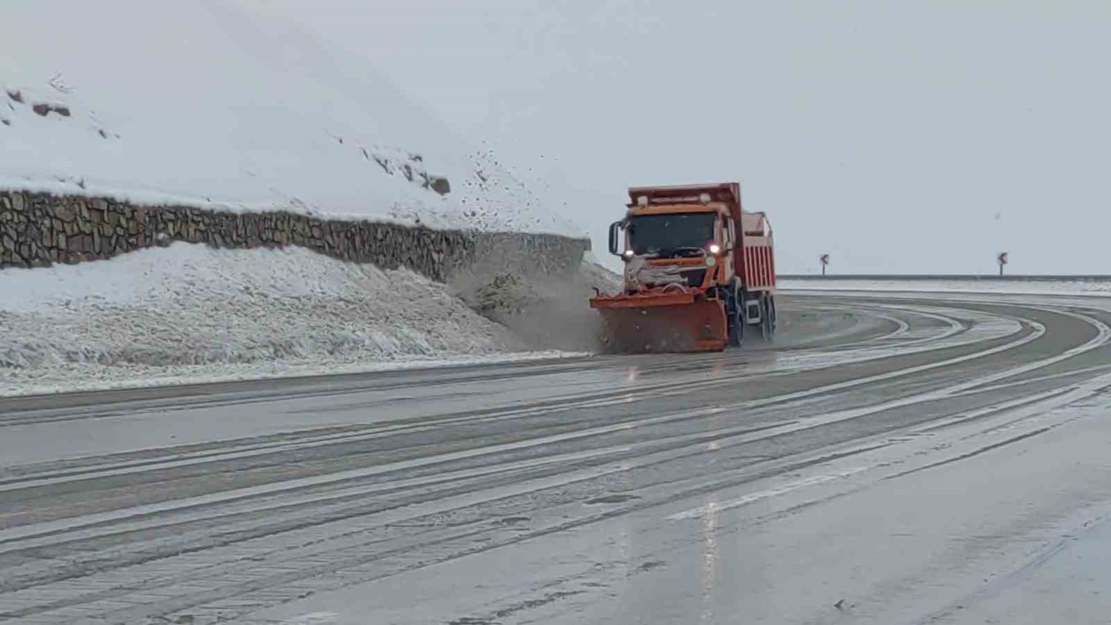 Van’ın yüksek kesimlerde lapa lapa kar yağdı
