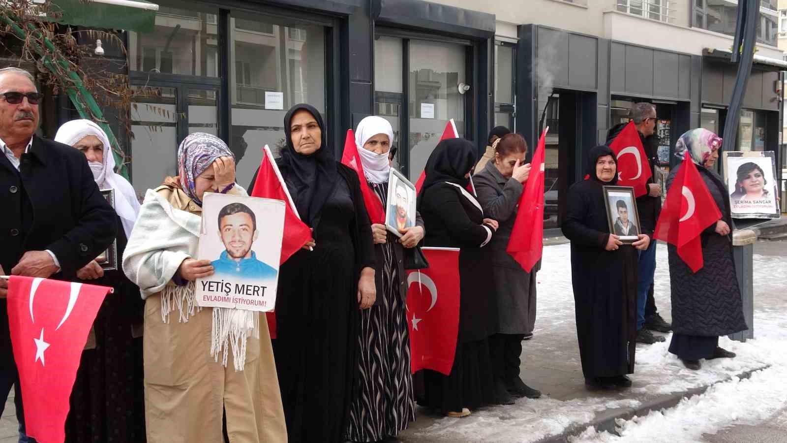 Vanlı anne: "Artık çocuklarımızı gömmeyelim, silahlarımızı gömelim"
