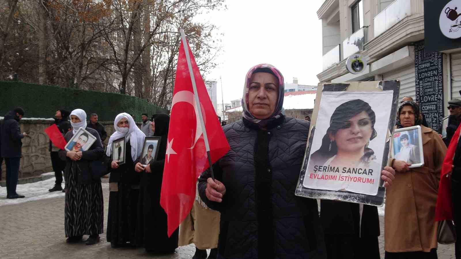 Vanlı anne: "Artık çocuklarımızı gömmeyelim, silahlarımızı gömelim"
