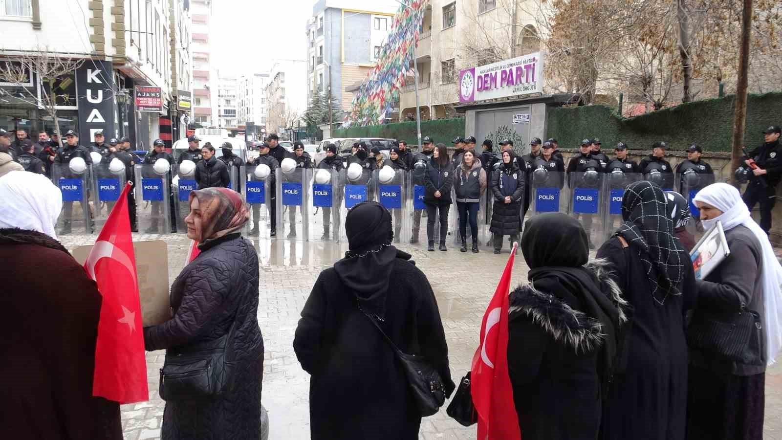 Vanlı Anne: "Bu bayrak için ölün"
