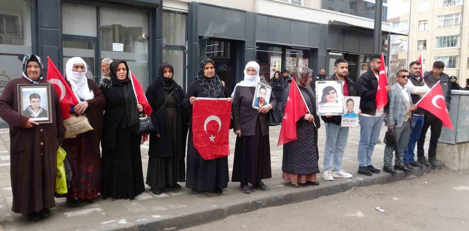 Vanlı Anne: "Bu bayrak için ölün"
