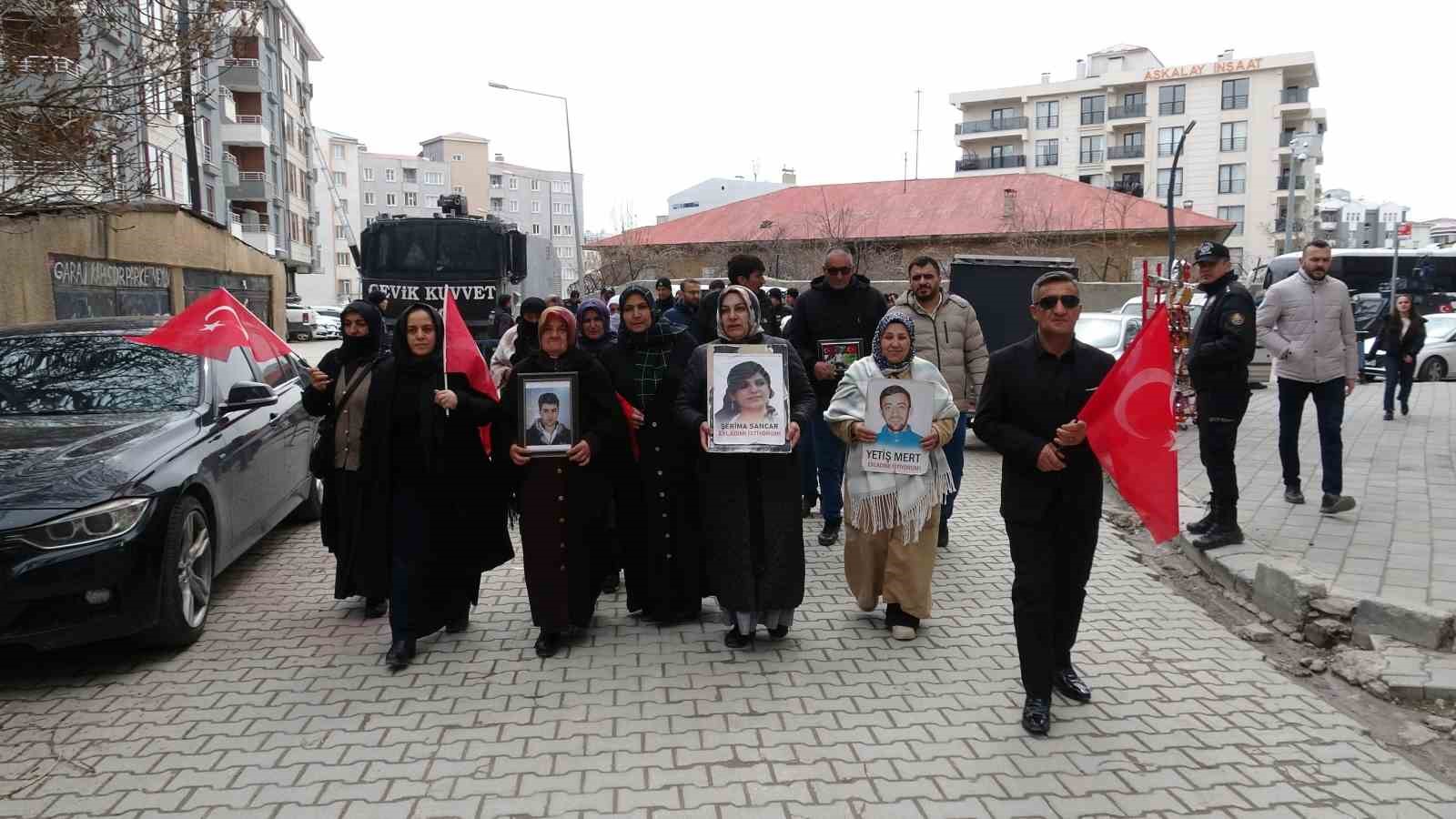 Vanlı anne: "Çocuklarımızın hayallerini çaldılar"
Vanlı anne: "Çocuklarımızın hayallerini çaldılar"