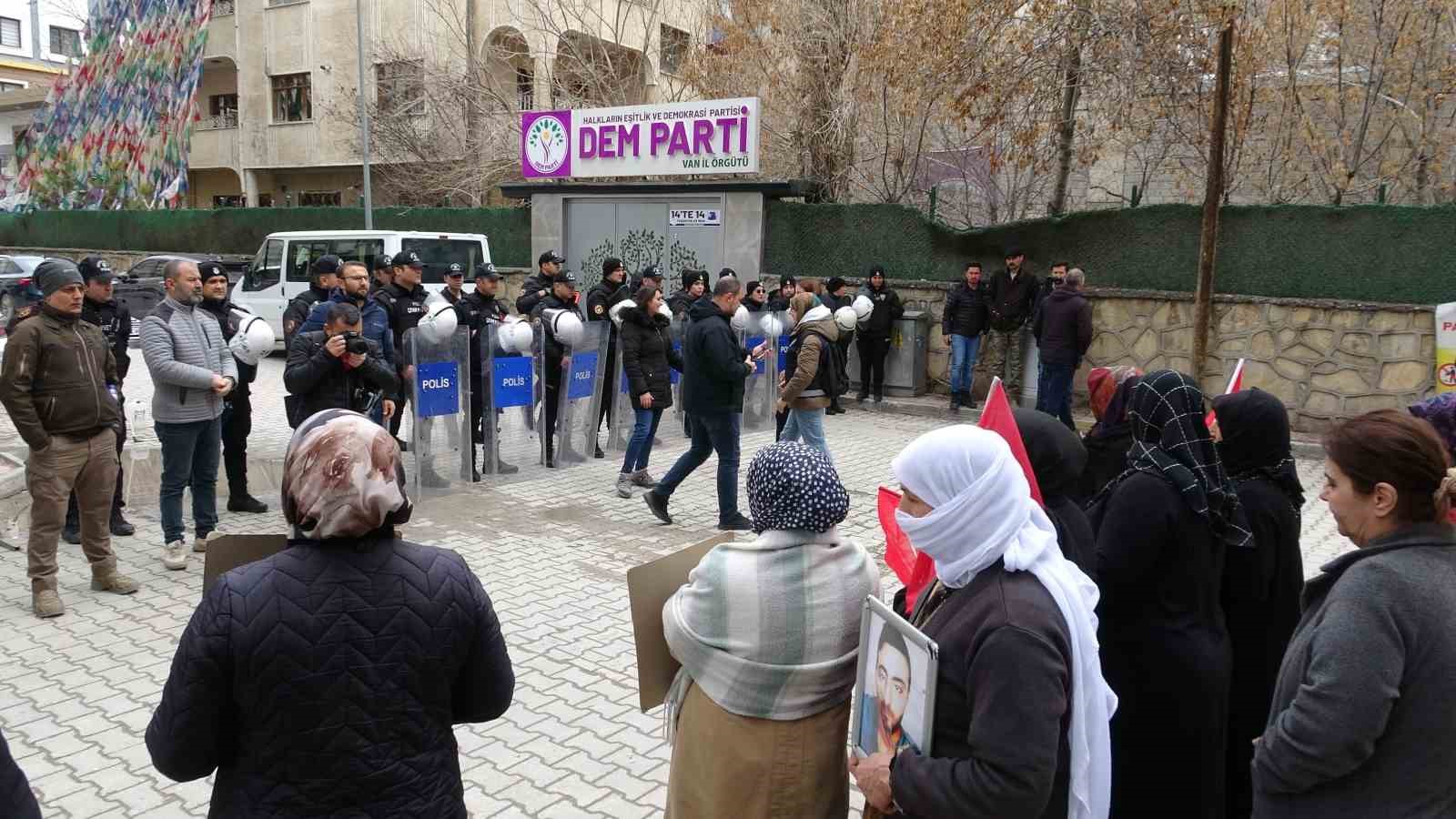 Vanlı anne: "Çocuklarımızın hayallerini çaldılar"
Vanlı anne: "Çocuklarımızın hayallerini çaldılar"