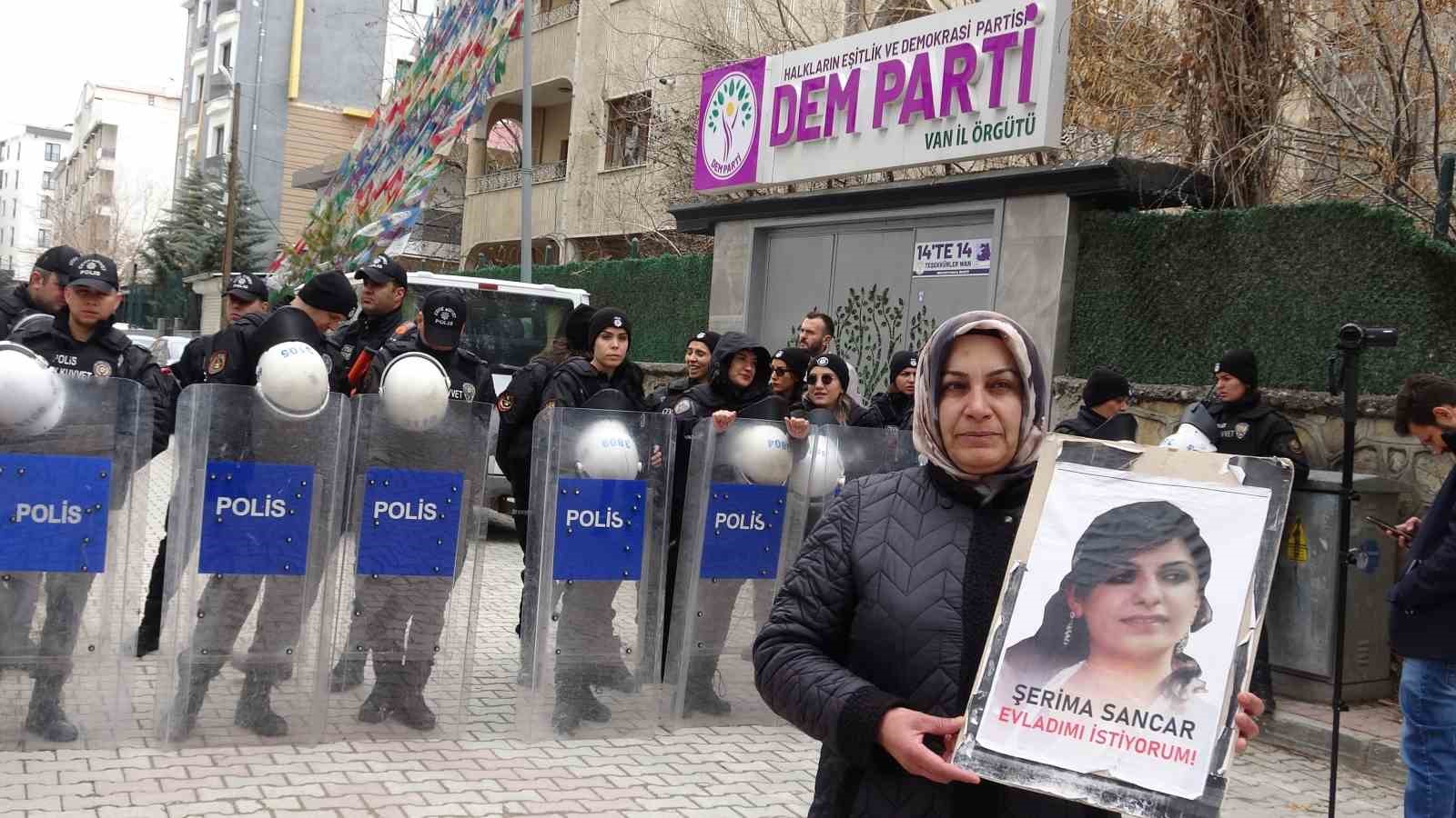 Vanlı anne: "Çocuklarımızın hayallerini çaldılar"
Vanlı anne: "Çocuklarımızın hayallerini çaldılar"