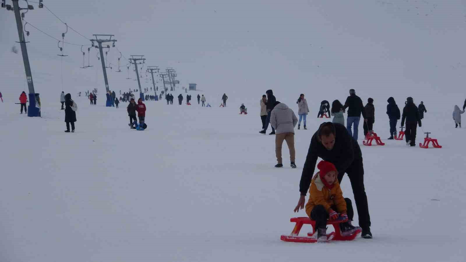 Vanlı çocuklar, yarıyıl tatilinin son günlerini kayak merkezinde geçirdi
