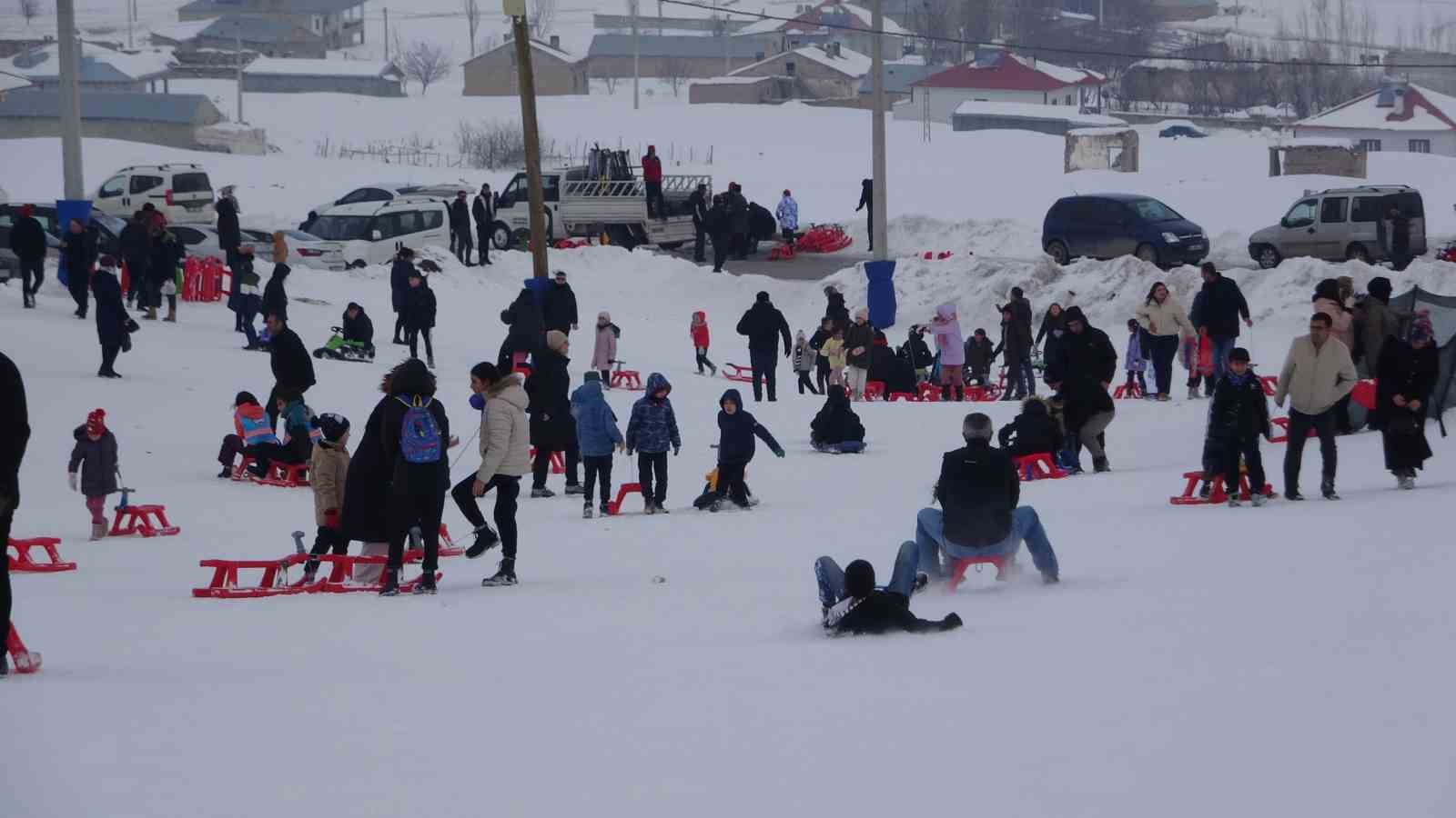 Vanlı çocuklar, yarıyıl tatilinin son günlerini kayak merkezinde geçirdi
