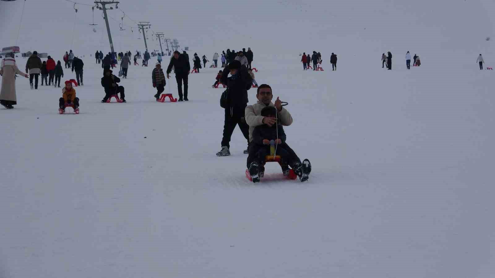 Vanlı çocuklar, yarıyıl tatilinin son günlerini kayak merkezinde geçirdi
