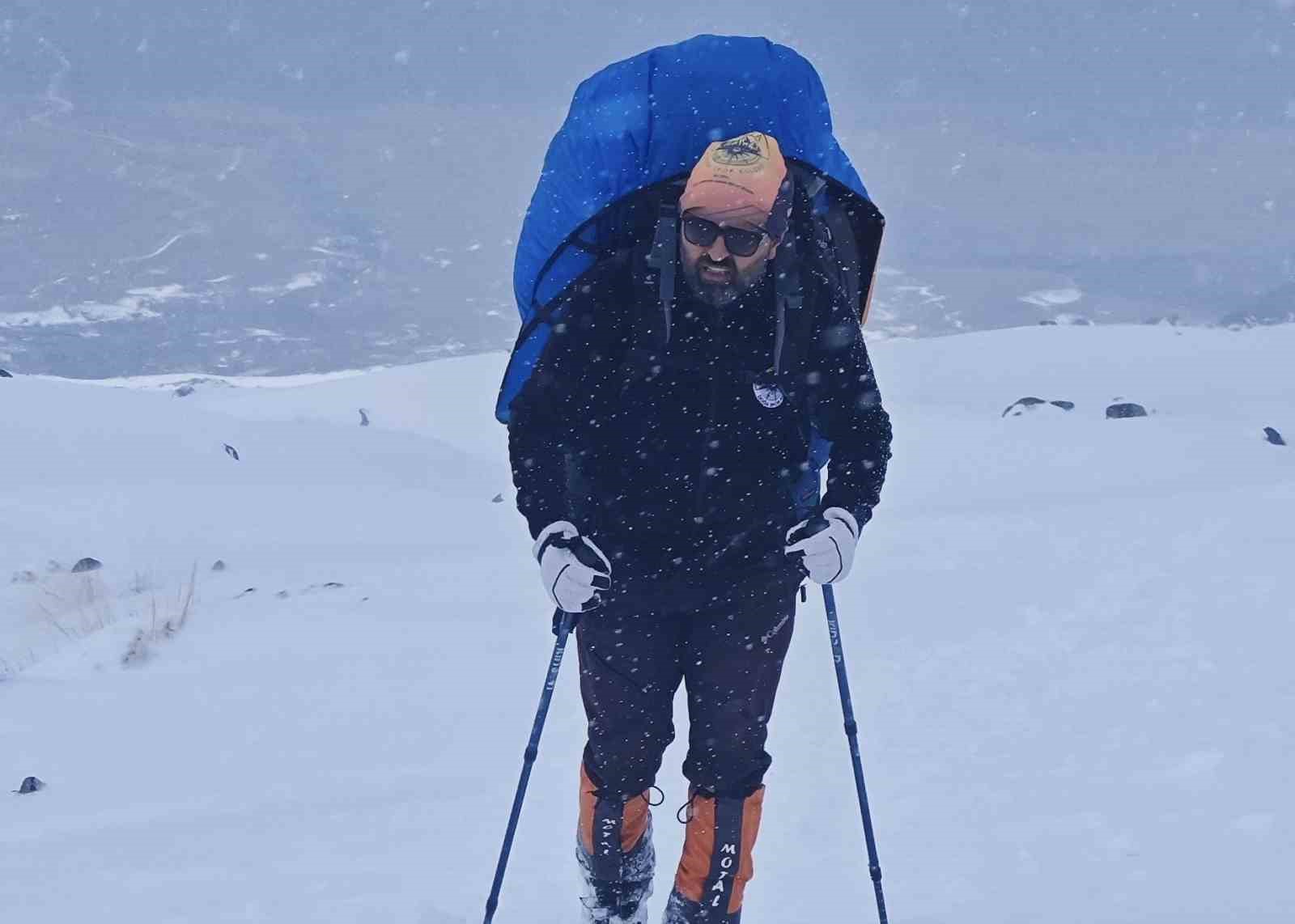 Vanlı dağcı, Ağrı Dağı zirvesine tek başına tırmandı
