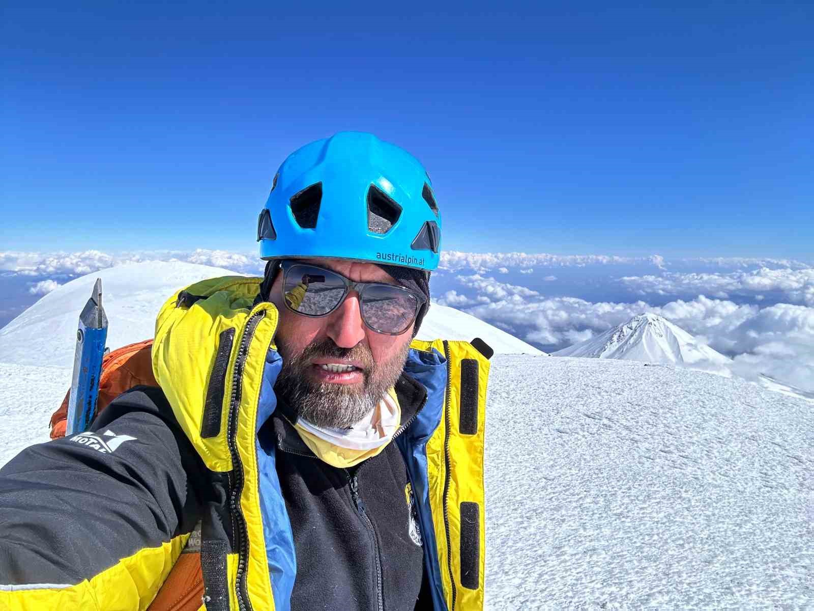 Vanlı dağcı, Ağrı Dağı zirvesine tek başına tırmandı
