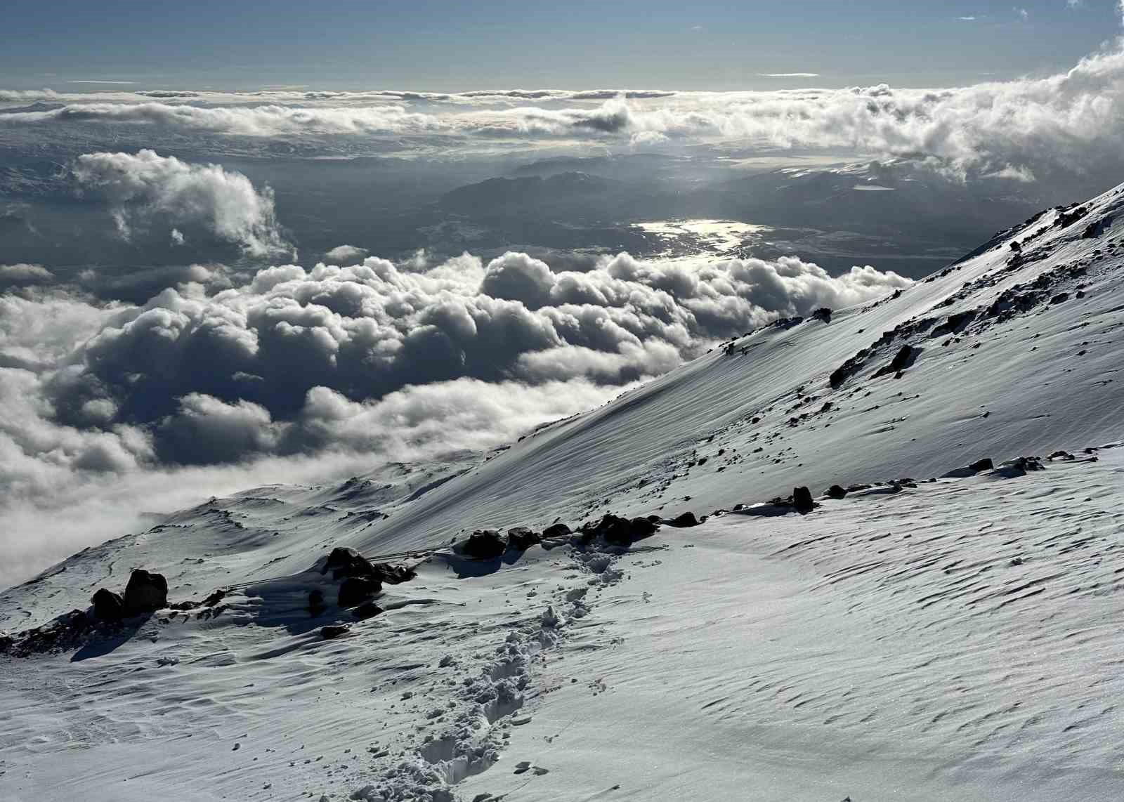 Vanlı dağcı, Ağrı Dağı zirvesine tek başına tırmandı
