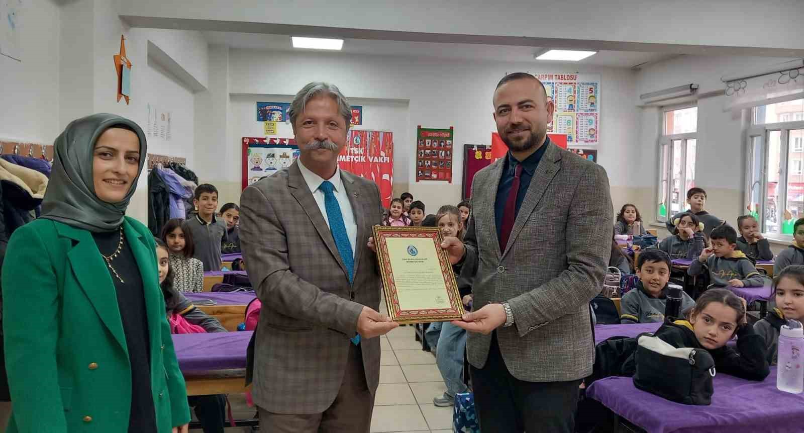 Vanlı miniklerden yürekleri ısıtan etkinlik: Konser gelirini Mehmetçik Vakfı’na bağışladılar
