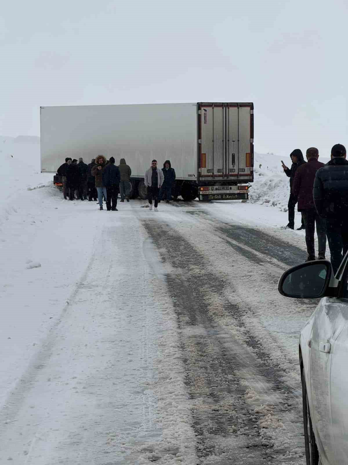 Varto’da kar nedeniyle kayan tır ulaşımı durdurdu
