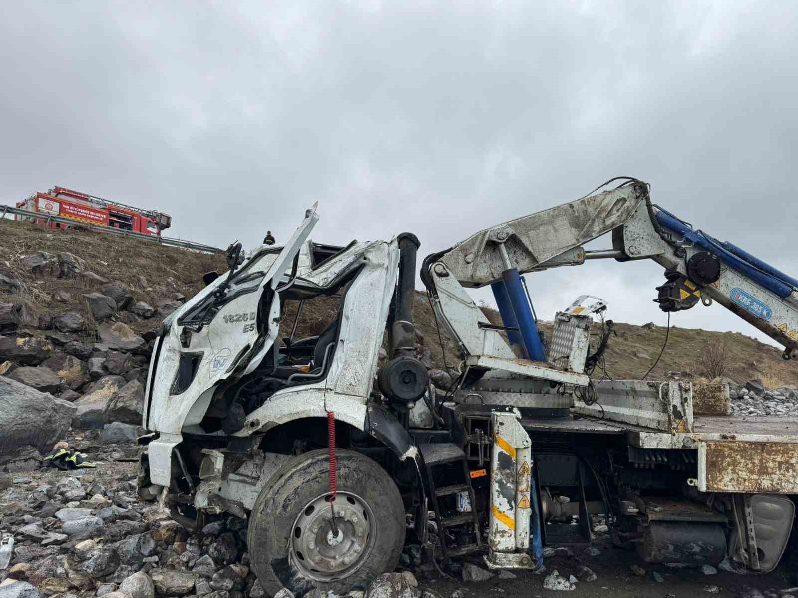 VASKİ’ye ait vinç kaza yaptı: 1 yaralı
