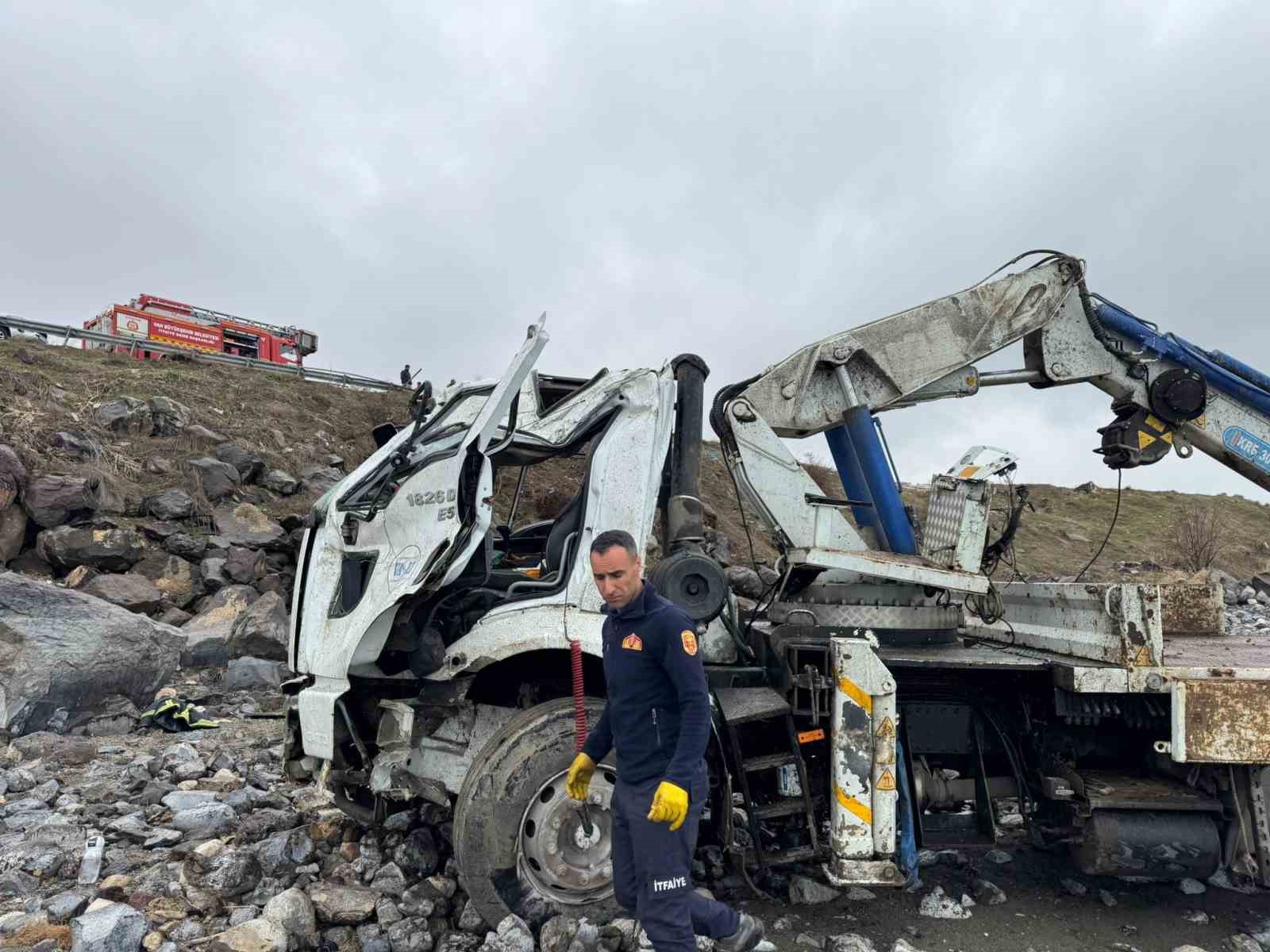 VASKİ’ye ait vinç kaza yaptı: 1 yaralı
