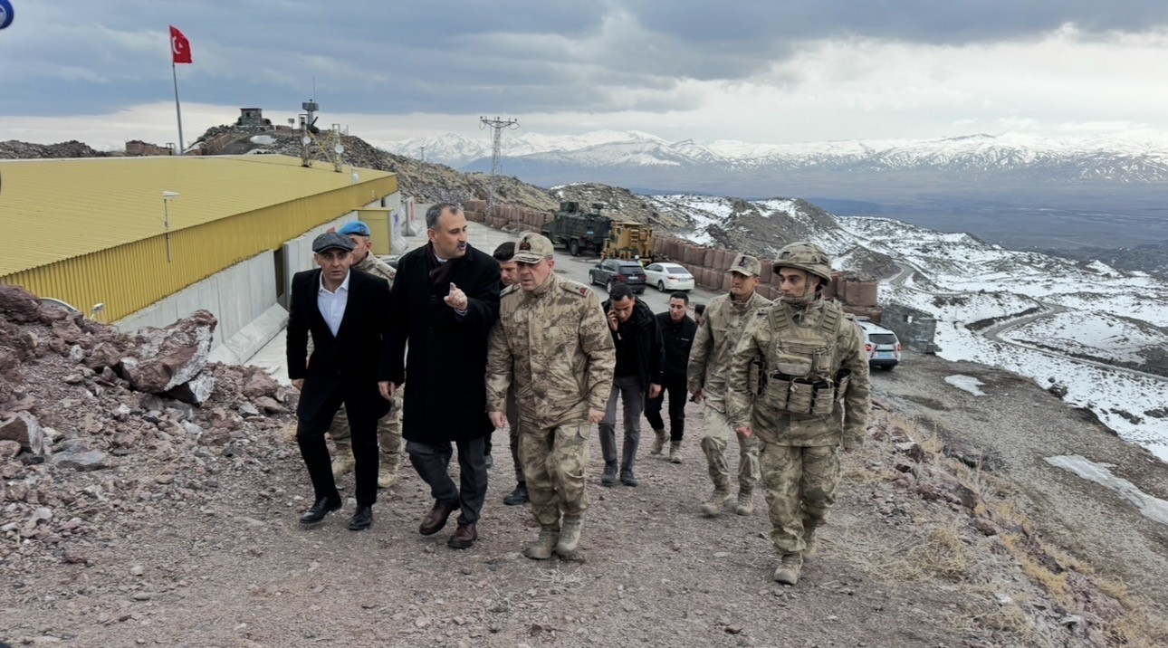 Vatan nöbetindeki kahramanlar sınır hattında iftar sofrasında

