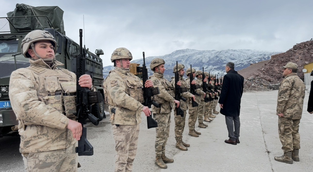 Vatan nöbetindeki kahramanlar sınır hattında iftar sofrasında

