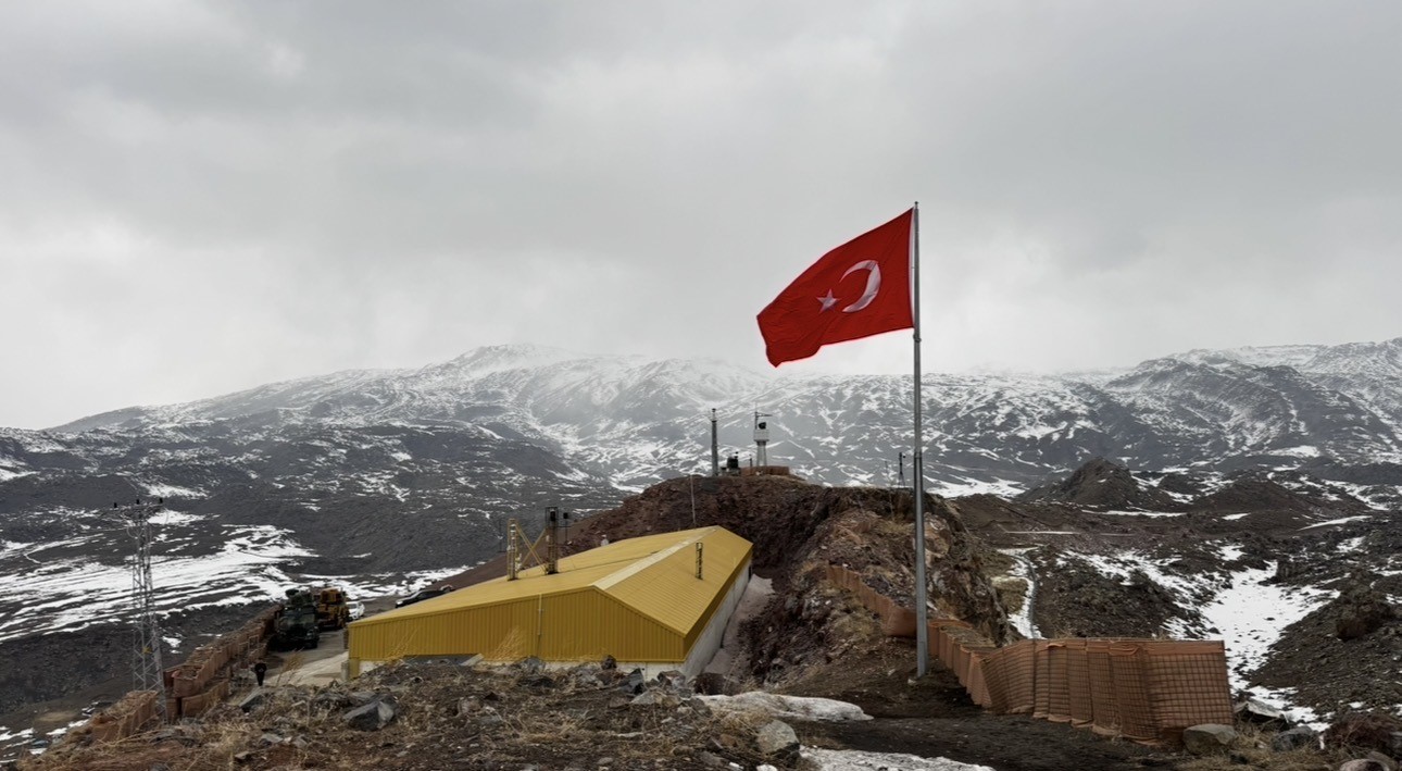Vatan nöbetindeki kahramanlar sınır hattında iftar sofrasında
