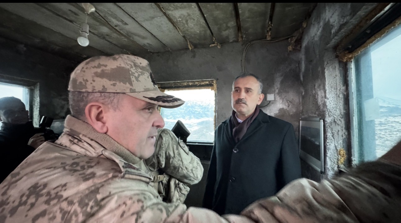 Vatan nöbetindeki kahramanlar sınır hattında iftar sofrasında
