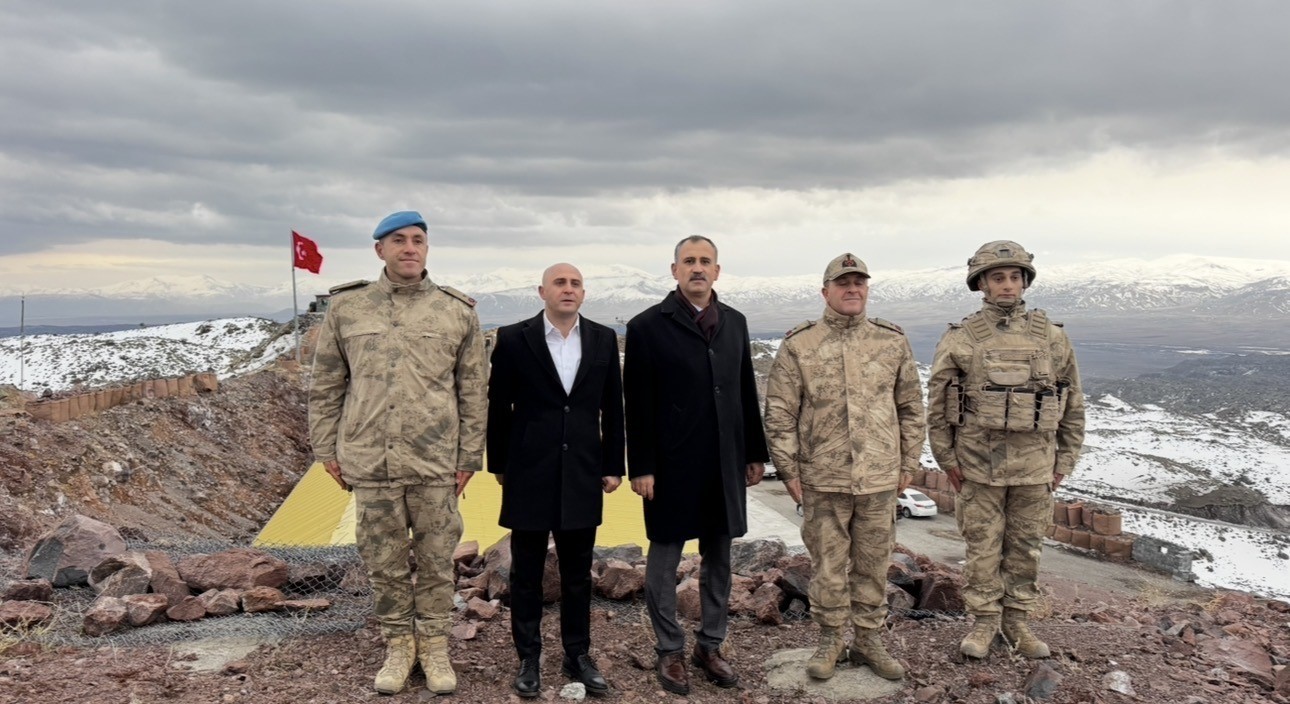 Vatan nöbetindeki kahramanlar sınır hattında iftar sofrasında

