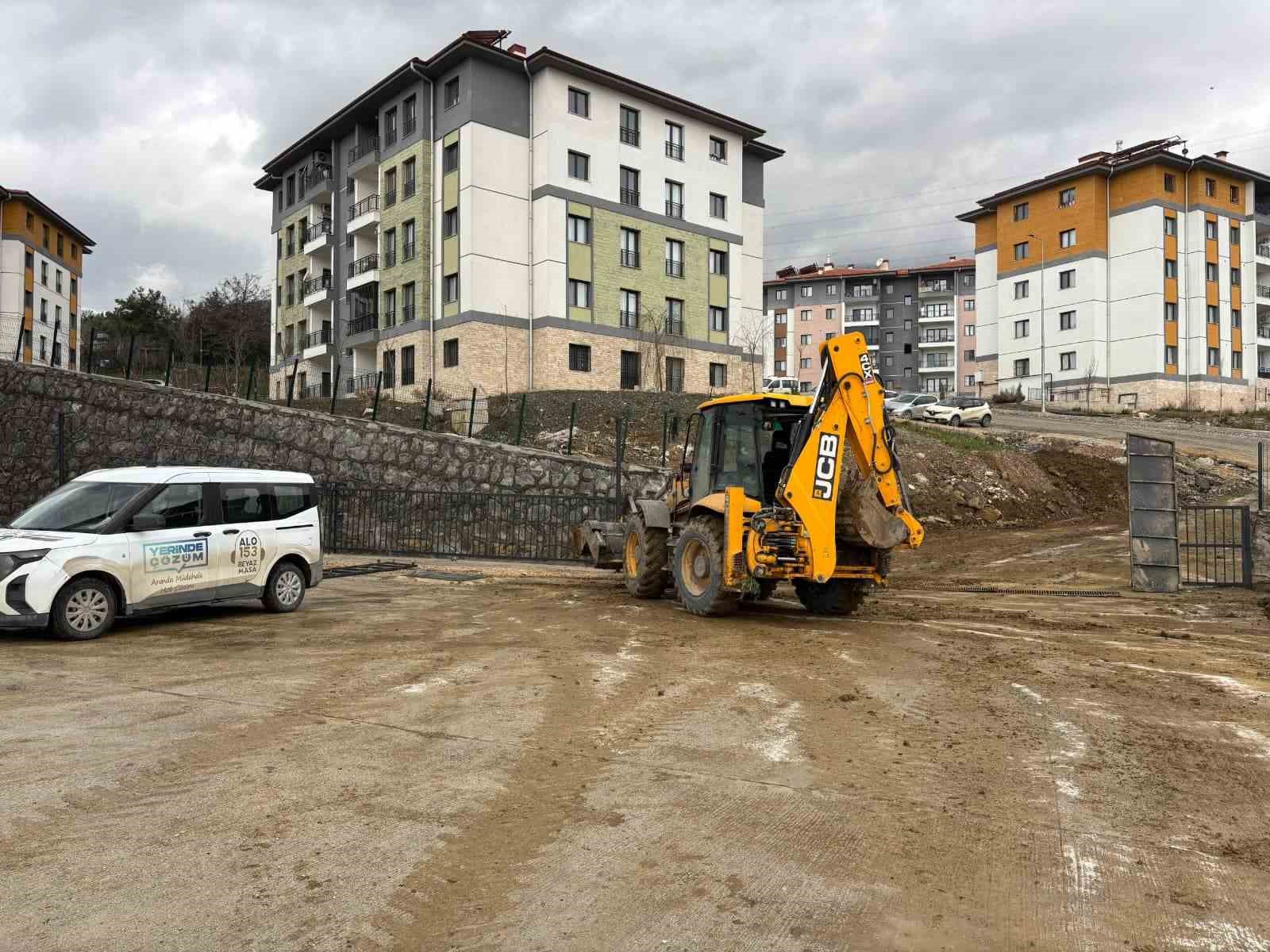 Vatandaş ‘Zor olamaz’ diye paylaştı, Hatay Büyükşehir Belediyesi öğrencilerin okul yolunu temizlendi
