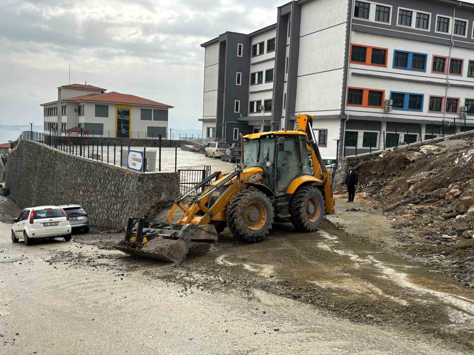 Vatandaş ‘Zor olamaz’ diye paylaştı, Hatay Büyükşehir Belediyesi öğrencilerin okul yolunu temizlendi
