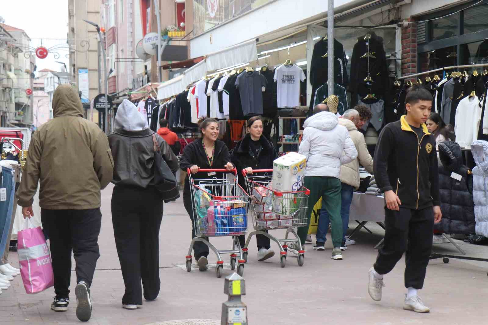 Vatandaşın bayram telaşı: Sokaklar doldu taştı
