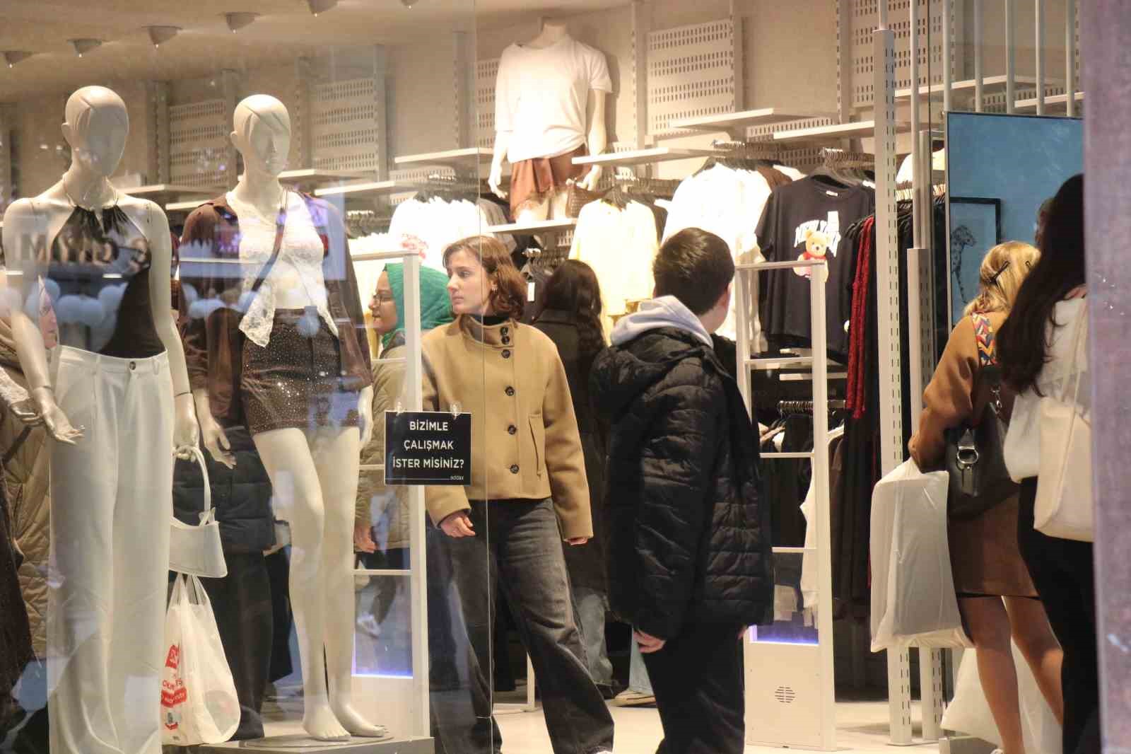 Vatandaşın bayram telaşı: Sokaklar doldu taştı
