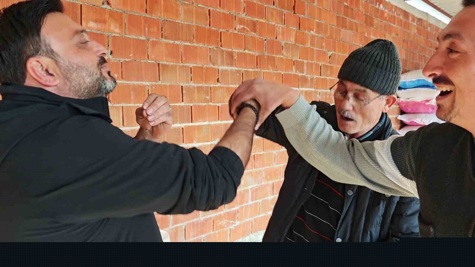 Vatandaşın çiftlik sahibi ile kurban pazarlığı renkli görüntüler oluşturdu
