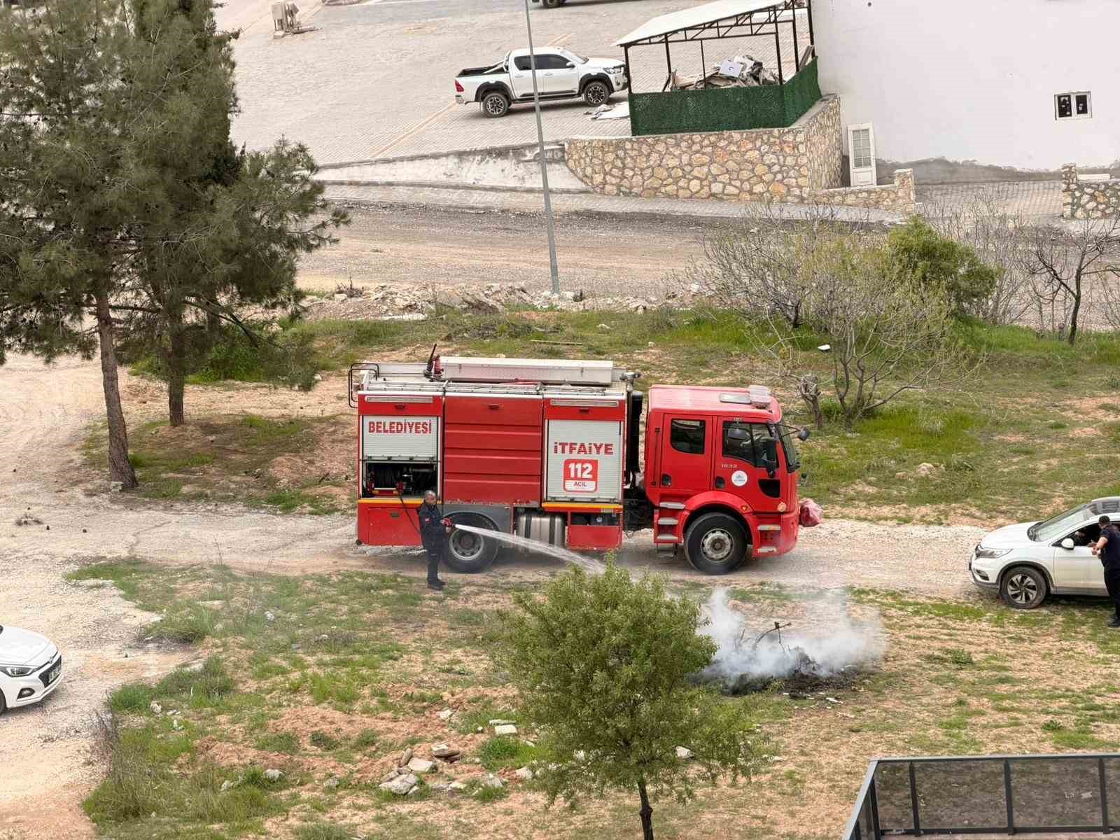 Vatandaşın yaktığı atık yangınını itfaiye ekipleri söndürdü
