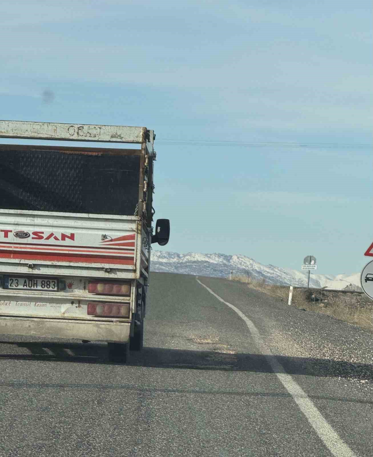 Vatandaşlar iki ilçe arasındaki çukurlu yolun onarılmasını istiyor
