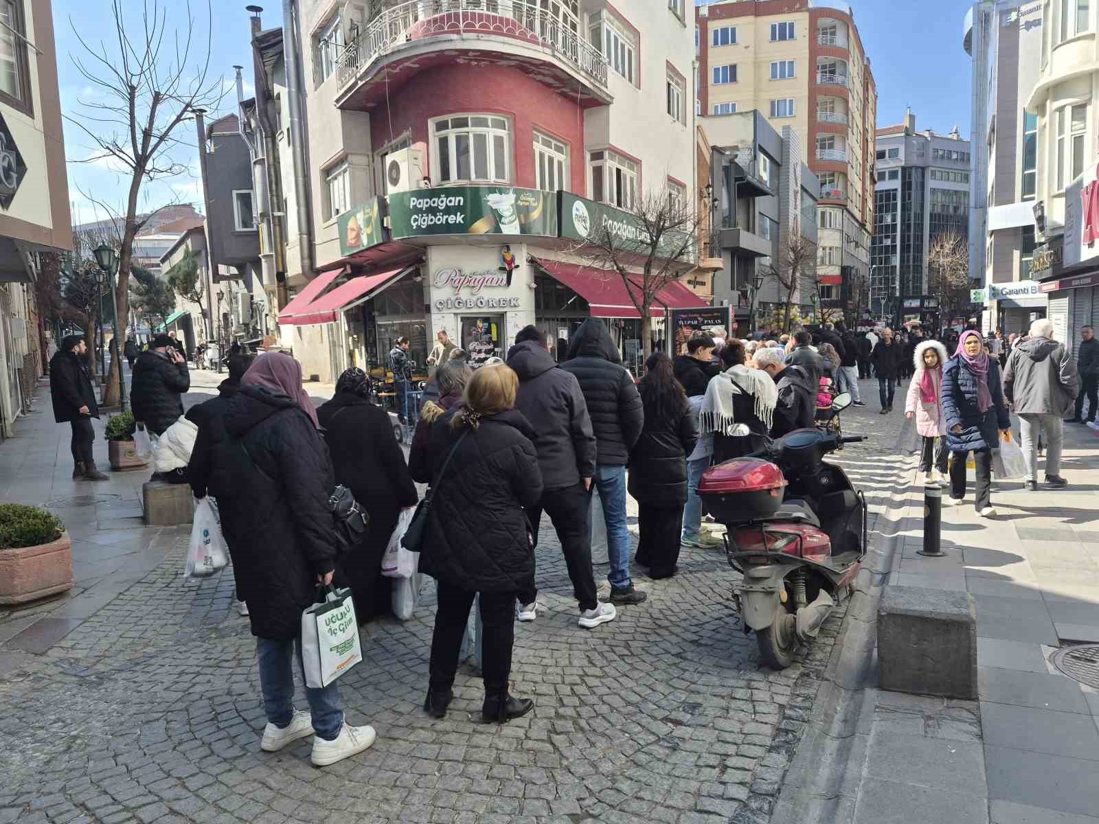 Vatandaşlar indirim için metrelerce kuyruk oluşturdu
