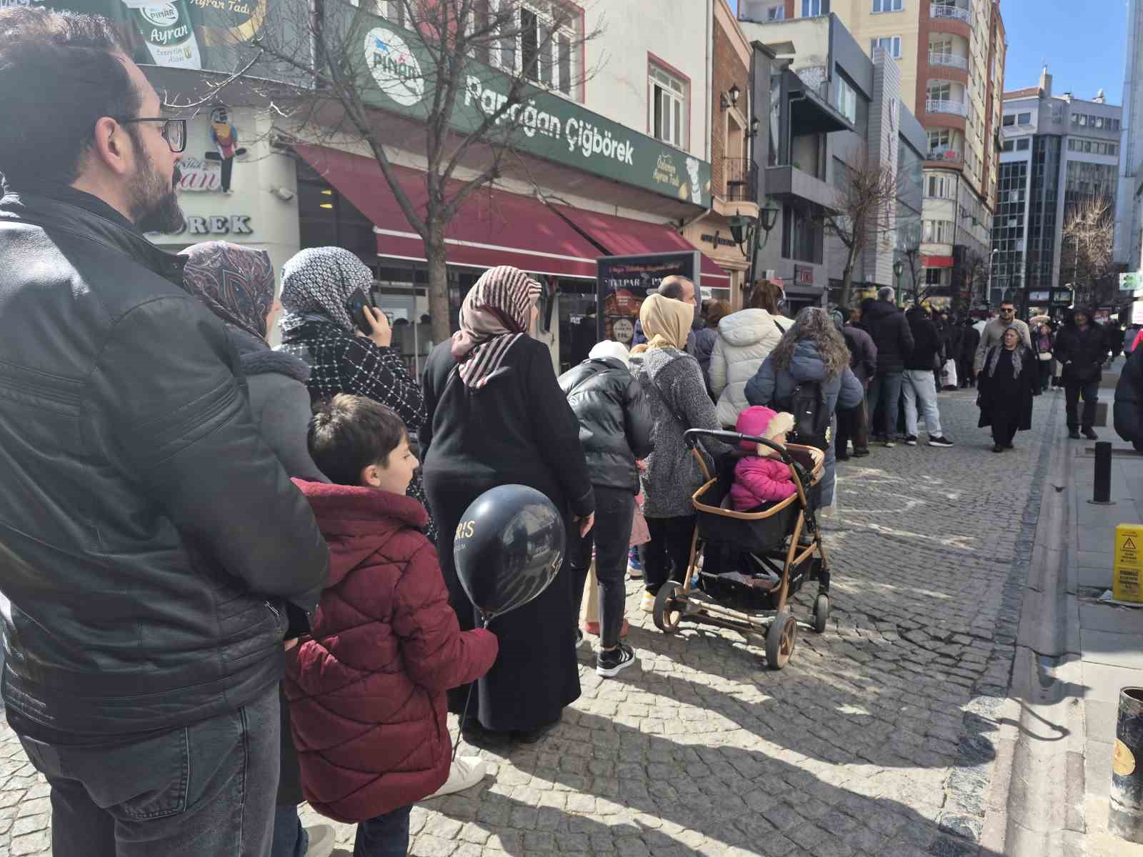 Vatandaşlar indirim için metrelerce kuyruk oluşturdu
